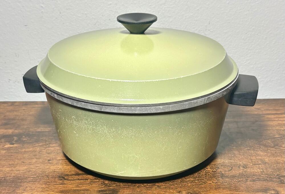 Vintage 1960s Colorama by Regal Avocado Green Aluminum 4 QT Dutch Oven with lid